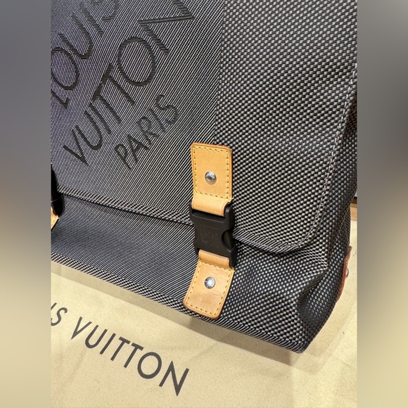 Louis Vuitton Damier Geant Messenger Bag - Picture 9 of 11